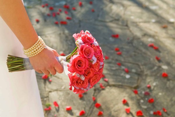 Wie kann man ein Outfit mit einem Statement-Gürtel aufwerten?