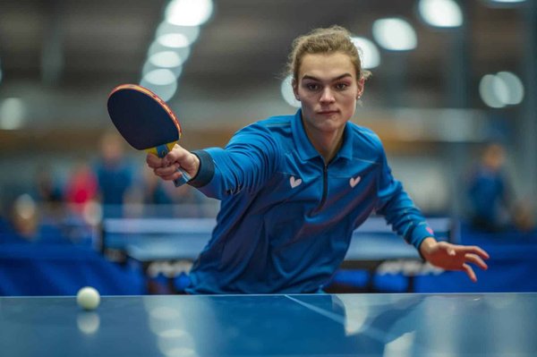 Wie verbessert man seine Rückhandtechnik beim Tischtennis?