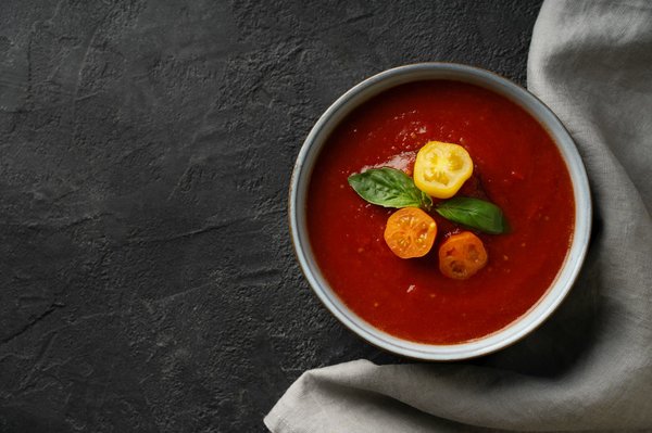Wie macht man eine erfrischende spanische Gazpacho mit reifen Tomaten?