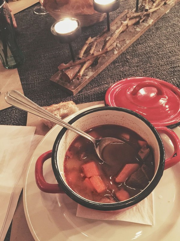 Was ist das traditionelle Rezept für ungarisches Gulasch?